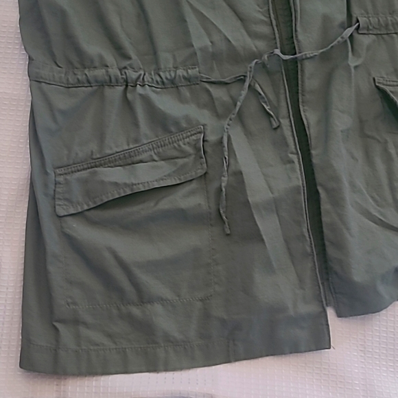 Collared Utility Vest with Pockets - Picture 3 of 9